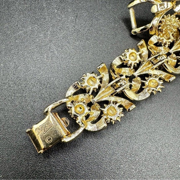 Vintage Signed Coro Pegasus Mid Century Gold Tone Ornate Textured Bracelet 7in - Picture 5 of 14